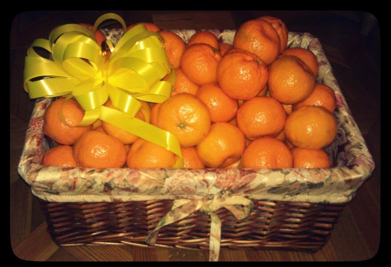 Мама купила несколько килограммов мандаринов апельсинов яблок. Мандарины новый год. Корзина с мандаринами. Корзина с апельсинами. Корзинка с мандаринами.